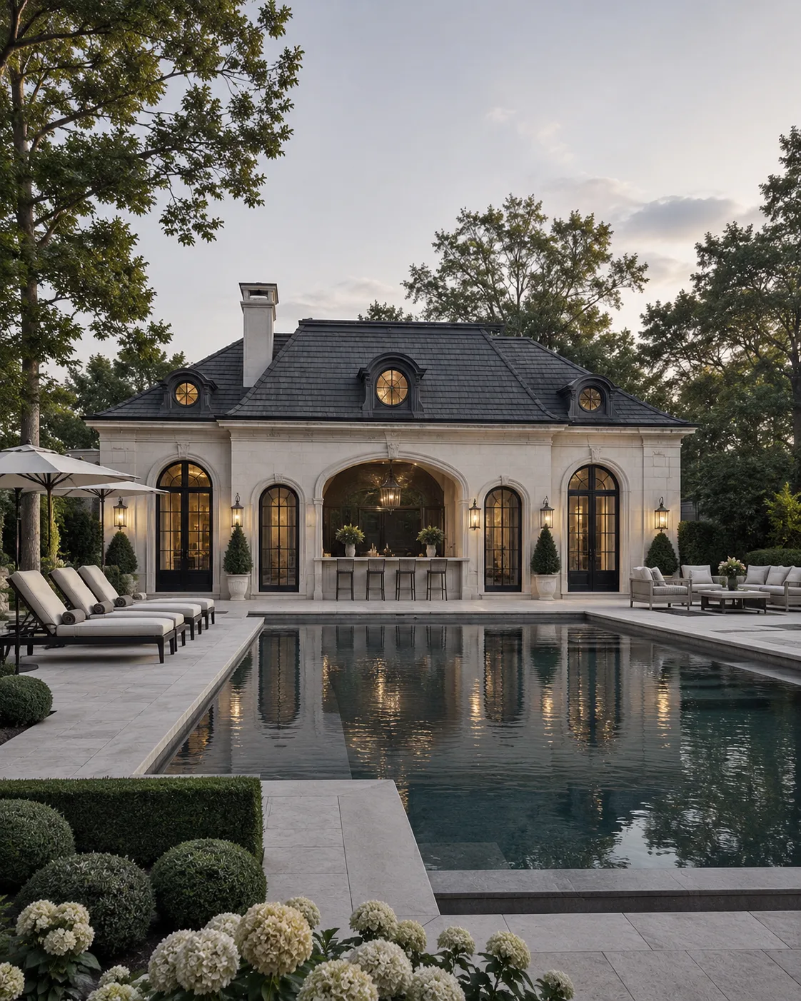Piscine extérieure aménagée avec terrasse et plage